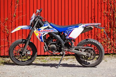 Umea, Norrland İsveç - 10 Mayıs 2021: duvarın yanında park edilmiş çapraz motosiklet 