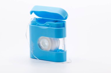 Umea, Norrland İsveç - 11 Mayıs 2021: beyaz arka planda diş ipi 