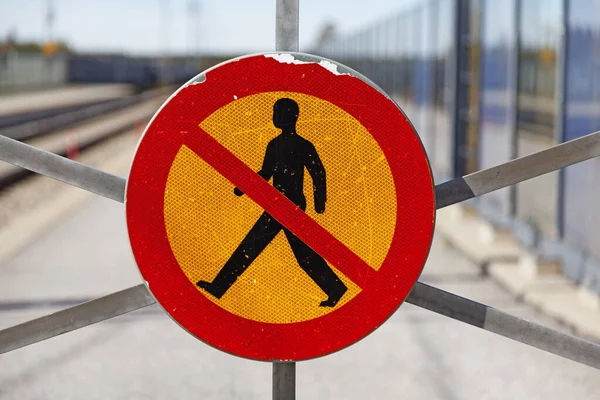 Versleten Verkeersbord Wat Betekent Dat Het Verboden Hier Gaan — Stockfoto