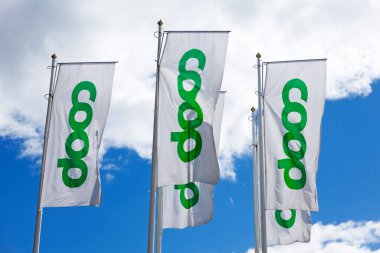 Umea, Norrland İsveç - 7 Haziran 2021: Marketin önünde Coop bayrakları 