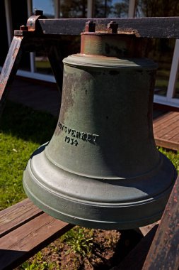 Metalden yapılmış eski bir kilise çanı: Pilotluk 