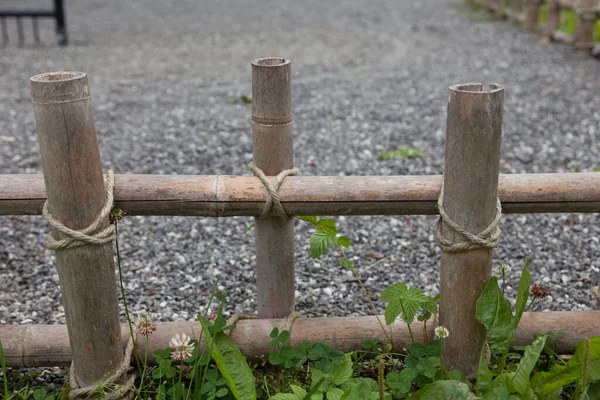 日本の竹垣を低く庭に — ストック写真