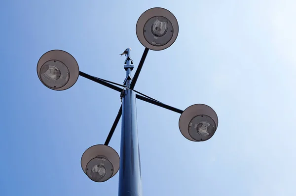 Alumbrado Público Con Cuatro Lámparas Una Cruz — Foto de Stock
