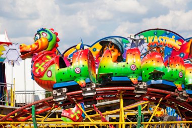 Umea, Norrland İsveç - 23 Temmuz 2021: Küçük çocuklar için lunapark treni 