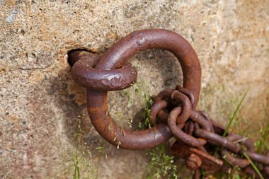 Paslı metal halka, demirleyen tekneler için. 