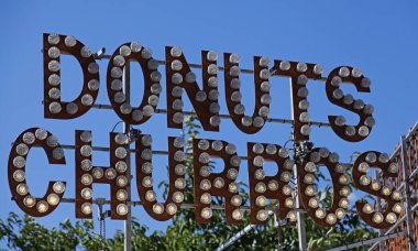Sirk tarzı tabelada yazılı çörekler ve churros. 
