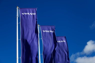 Umea, Norrland İsveç - 1 Eylül 2021: tanınmış araba markalı üç mavi bayrak 