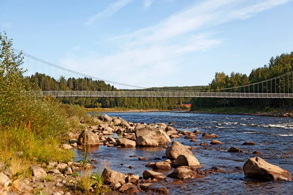 Umea, Norrland İsveç - 14 Ağustos 2019: Ume Nehri üzerindeki asma köprü 