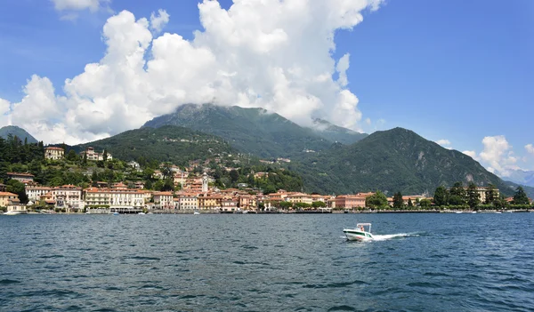 Una barca al Lago di Como in Italia — Foto Stock