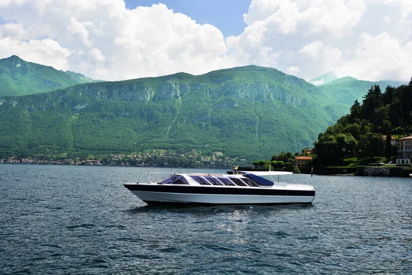 Una barca al Lago di Como in Italia — Foto Stock