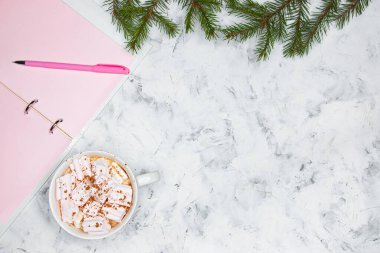 2021 için mercan pembesi günlük, kalem, beyaz beton arka planda marşmelovlu kahve. Yeni yıl planlama konsepti. Minimalist işyeri. Boşluğu kopyala.