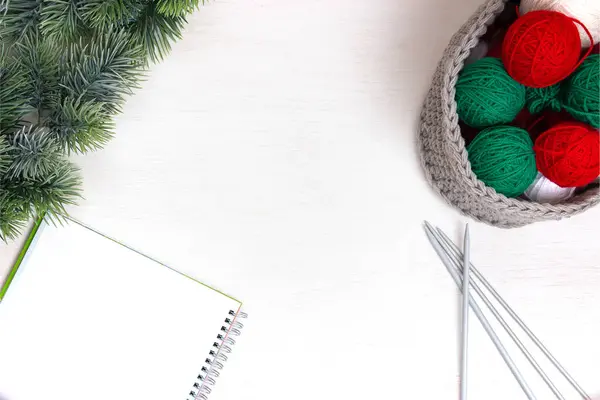 Green Red Yarn Knitted Gray Basket Notebook Notes Knitting Needles — Stock Photo, Image