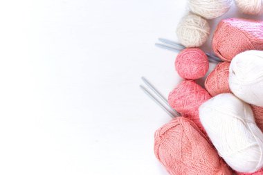Beyaz arka planda pembe iplik yumakları. Kadın işi ve hobi konsepti. Düz yerde, üst tarafta. Pankart.