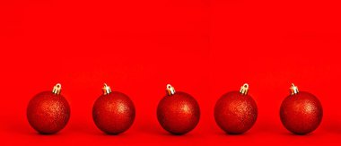 Kırmızı arka planda kırmızı parlak Noel topları. Yeni yıl ve Noel konsepti. Minimum festival kompozisyonu. metin için boşluk kopyala.
