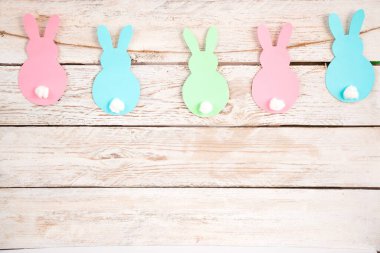 Çok renkli kağıt tavşanların Paskalya çelengi. DIY ev dekorasyonu.