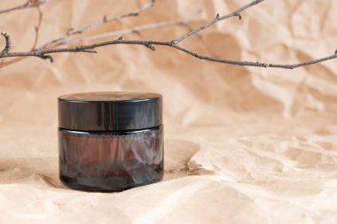 Buruşmuş el işi kağıdının üzerindeki kehribar camından yapılmış komik şişeler. Cilt bakım ürünleri ambalaj tasarımı. Spa konsepti.