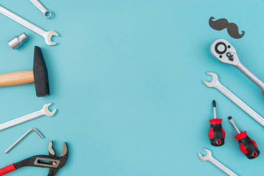 Mavi arka planda çalışan araçlar. Babalar Günü kutlaması konsepti. Metin için esnekliği kopyala.