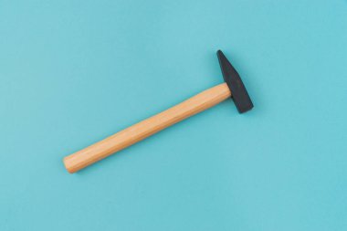 Mavi arka planda çalışan araçlar. Babalar Günü kutlaması konsepti. Metin için esnekliği kopyala.