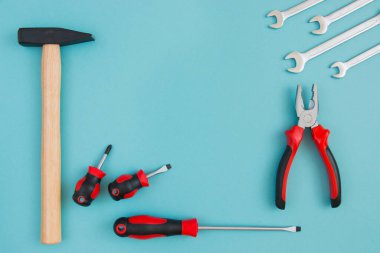 Mavi arka planda çalışan araçlar. Babalar Günü kutlaması konsepti. Metin için esnekliği kopyala.