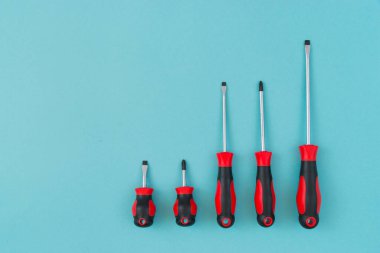 Mavi arka planda çalışan araçlar. Babalar Günü kutlaması konsepti. Metin için esnekliği kopyala.