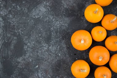 Siyah bir arka planda balkabaklarının şenlikli sonbahar dekoru. Şükran Günü ya da Cadılar Bayramı konsepti. Kopya alanı olan düz sonbahar kompozisyonu