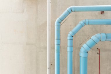 su boruları bina çimento tavanda asılı