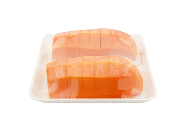 Beyaz arka plan üzerinde izole plastik wrap yılında papaya dilimlenmiş