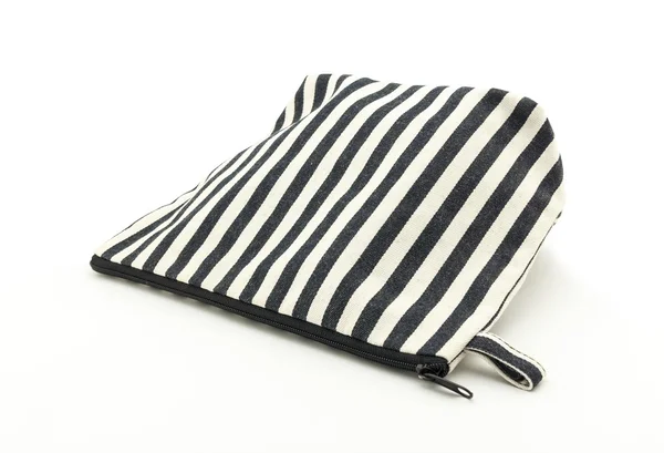 Bolso cosmético de tela rayada blanca y negra sobre fondo blanco —  Fotos de Stock