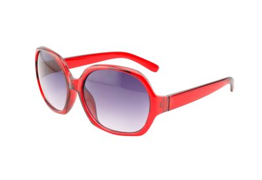 Kırmızı güneş gözlükleri beyaz arkaplanda izole edildi