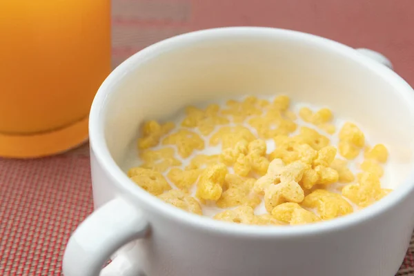 Schüssel Mit Gelben Maisflocken Mit Milch — Stockfoto