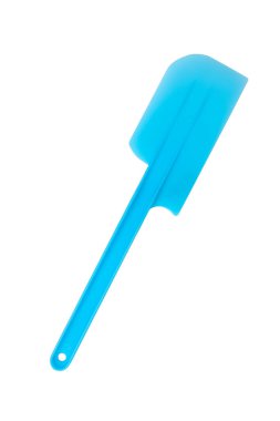 Beyaz arkaplanda izole edilmiş fırın için mavi plastik spatula