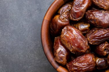 Kurumuş hurma ağacının üst görünümü siyah arka planda bir kasede