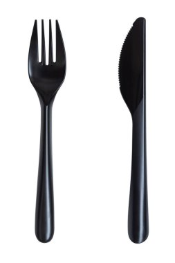 Beyaz arka planda izole edilmiş siyah bıçak ve çatal plastiğinin üst görünümü