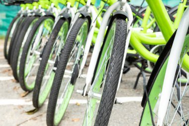 Otoparktaki bisiklet lastiklerini kapatın.
