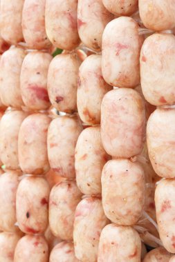 Tay pişmemiş domuz sosisi