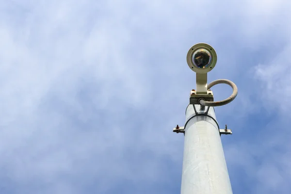 Kamery CCTV na tle nieba — Zdjęcie stockowe