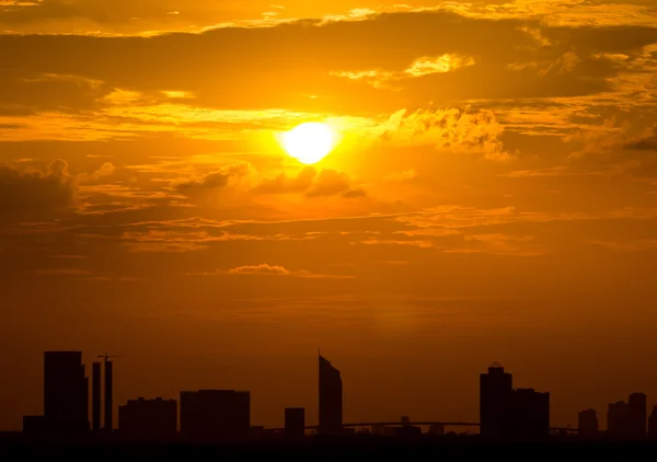 Silueta de ciudad con puesta de sol en Bangkok —  Fotos de Stock