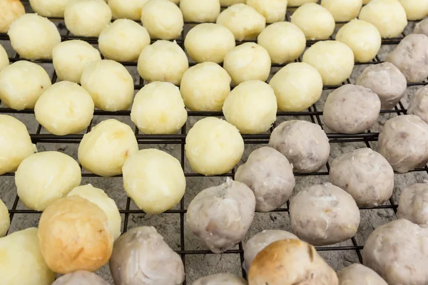 Bola de yuca y taro dulce a la parrilla (postre tailandés) ) — Foto de Stock