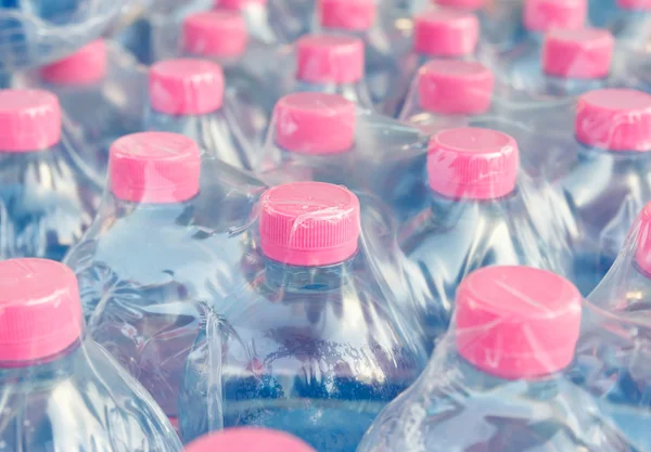 Skruelåg på vandflasker i plastfolie - Stock-foto