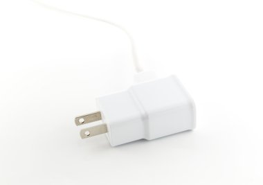 Beyaz arka plan üzerinde usb kablosuyla beyaz adaptör şarj cihazı