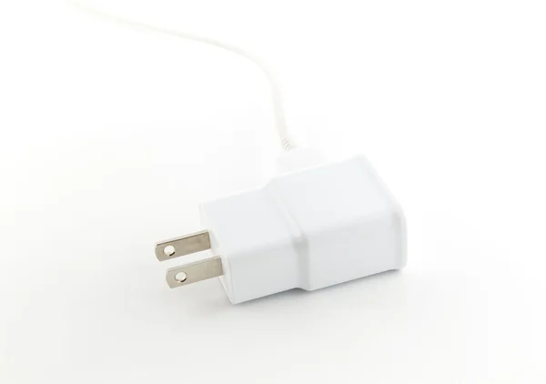 Cargador adaptador blanco con cable USB sobre fondo blanco — Foto de Stock