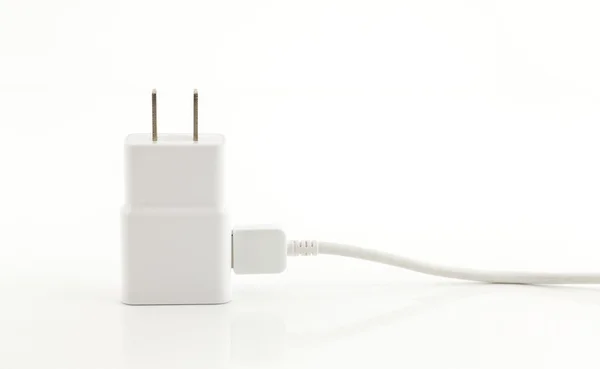 Beyaz arka plan üzerinde usb kablosuyla beyaz adaptör şarj cihazı