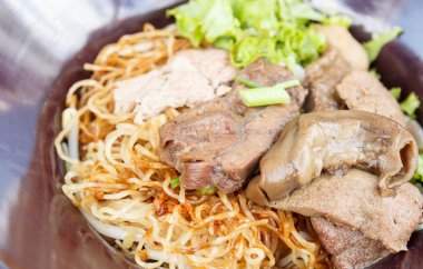 Demlenmiş sığır eti yumurta noodles 