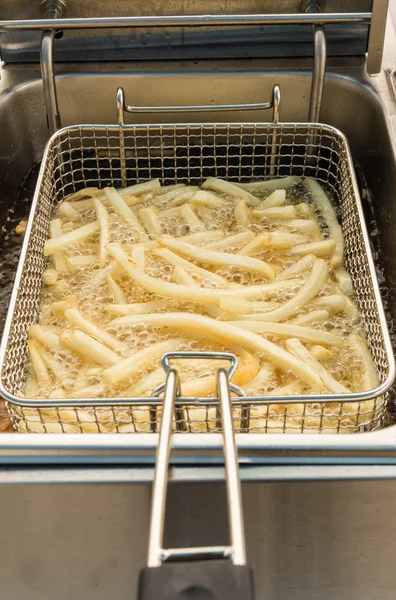 Batatas fritas em fritadeira — Fotografia de Stock