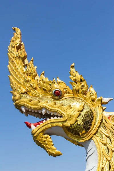 Zlatého krále Nagas socha — Stock fotografie