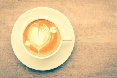 Latte çizim kalp ile kahve fincan