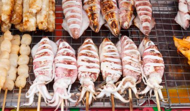 Bambu şiş ızgara kalamar