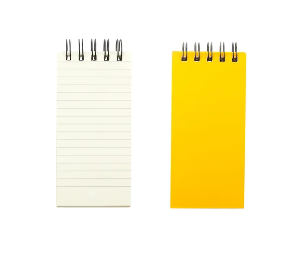 Carnet jaune et papier blanc isolés sur fond blanc — Photo