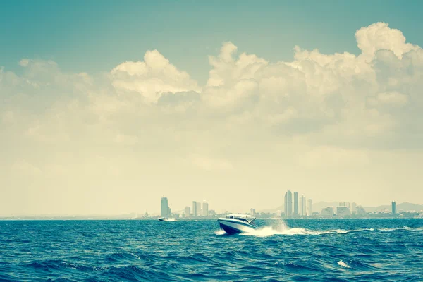 Barco de velocidad corre en el mar con nubes y el cielo - estilo vintage — Foto de Stock