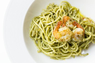 Spagetti pesto soslu karides